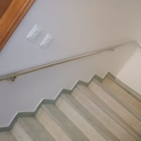 Corrimão de inox com acabamento espelhado